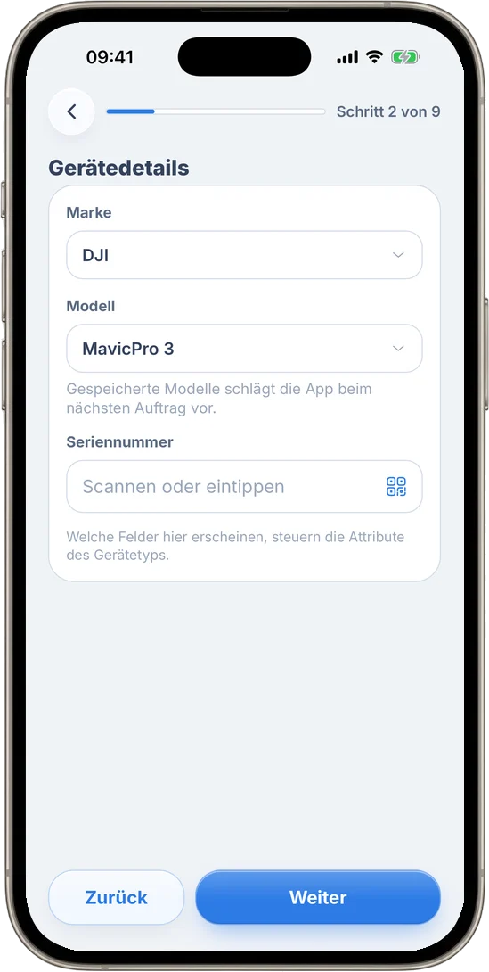 Neuer Auftrag in der RepairCMS App, Gerätedetails einer DJI-Drohne mit Marke, Modell und Seriennummer zum Scannen